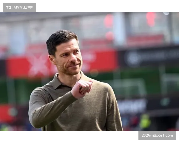 终场哨响，勒沃库森主帅阿隆索与助教复盘维尔茨那次穿透整条防线的直塞